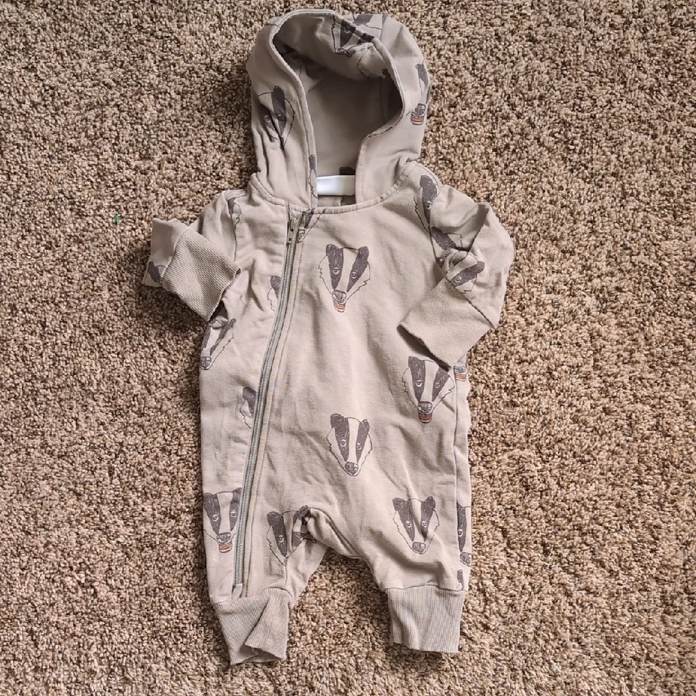 Unbranded Beige Hooded Baby One-Piece with Badger Print - Picture 1 of 1